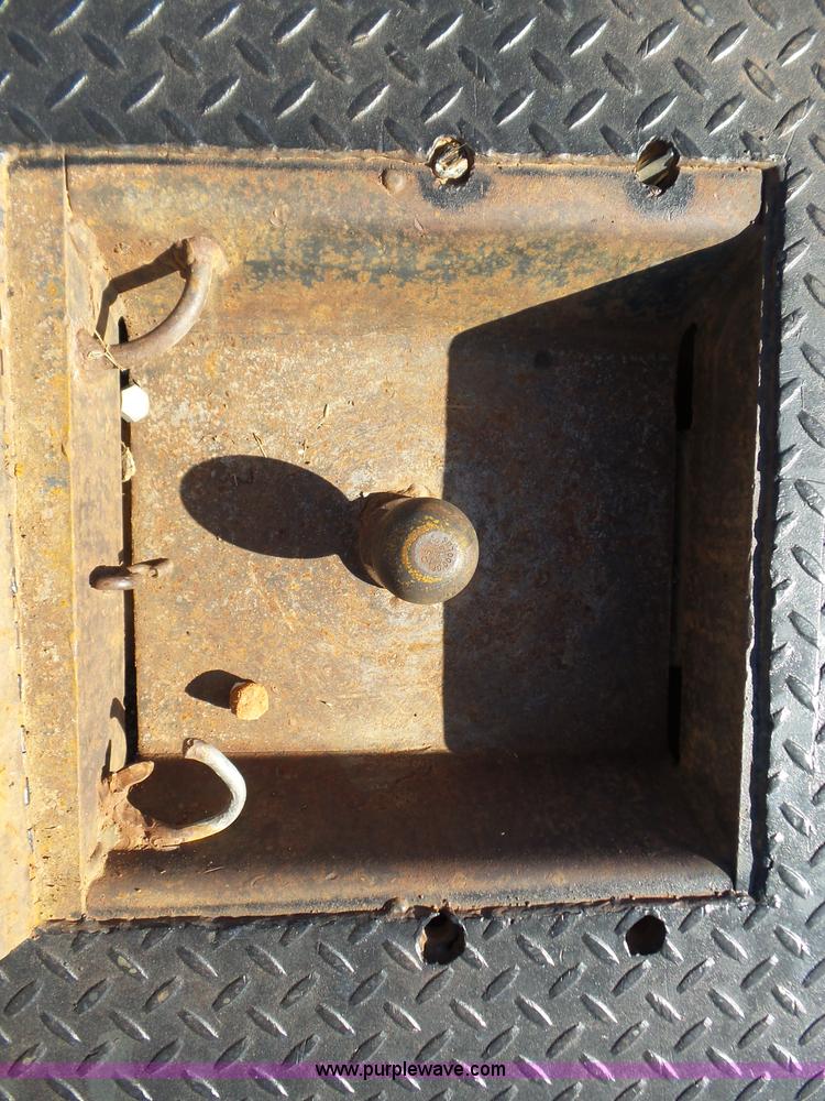 image for item L5824 2000 Ford F350 XL flatbed pickup truck