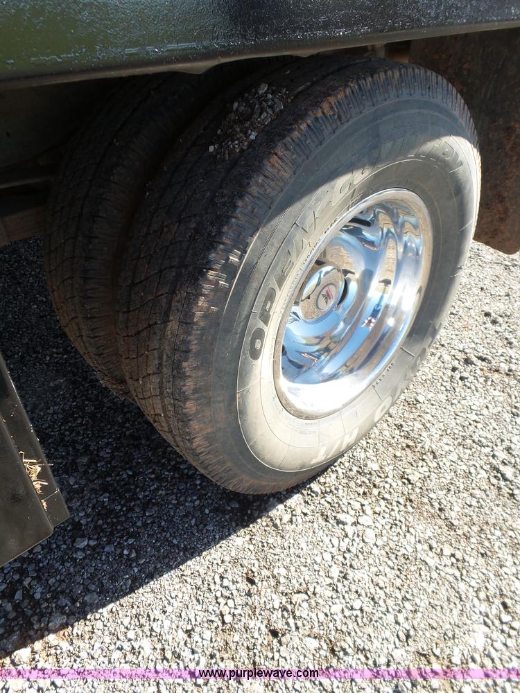 image for item L5824 2000 Ford F350 XL flatbed pickup truck