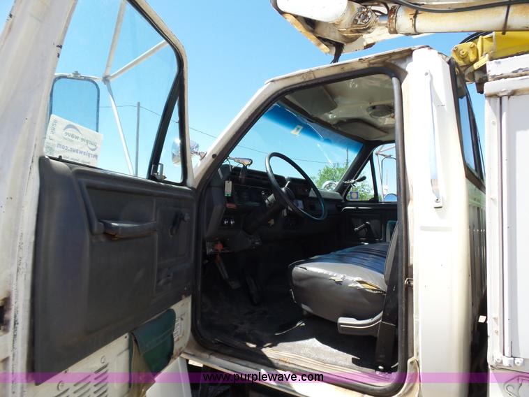 image for item L5828 1993 Ford F700 bucket truck