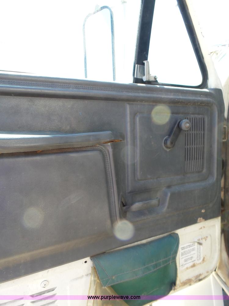 image for item L5828 1993 Ford F700 bucket truck