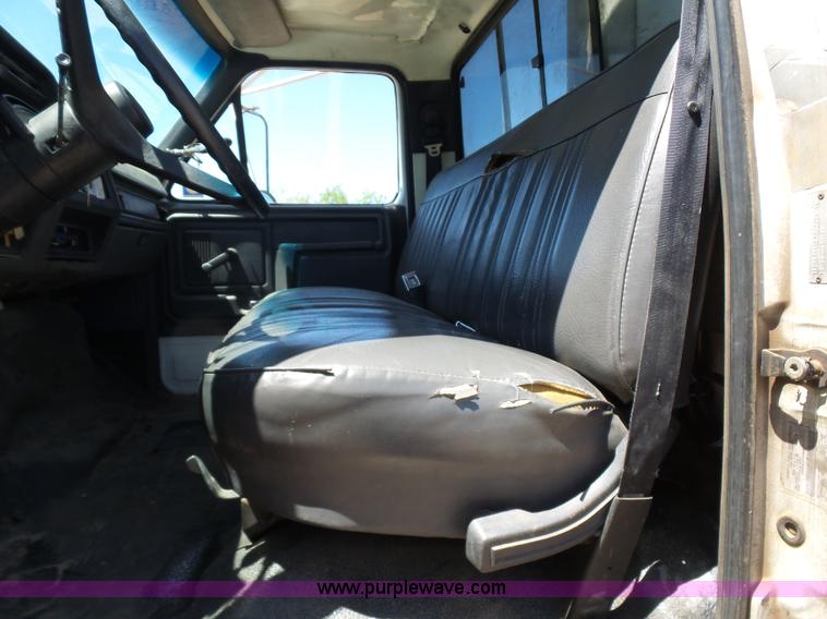 image for item L5828 1993 Ford F700 bucket truck