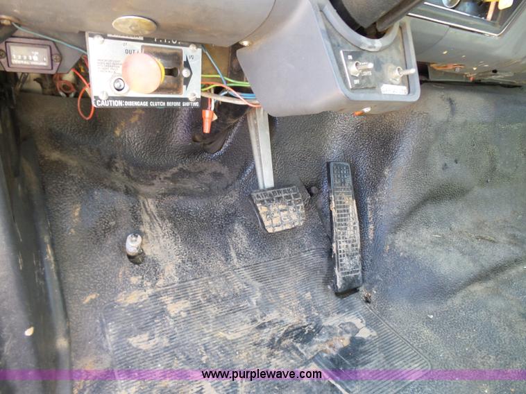 image for item L5828 1993 Ford F700 bucket truck