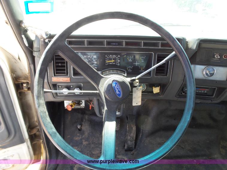 image for item L5828 1993 Ford F700 bucket truck