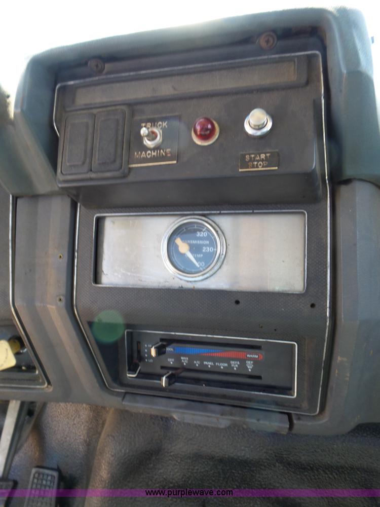 image for item L5828 1993 Ford F700 bucket truck