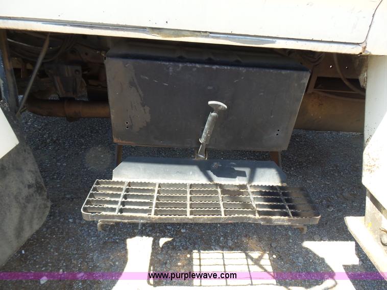 image for item L5828 1993 Ford F700 bucket truck