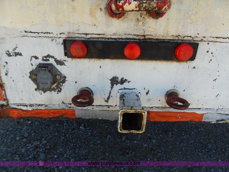 image for item L5828 1993 Ford F700 bucket truck