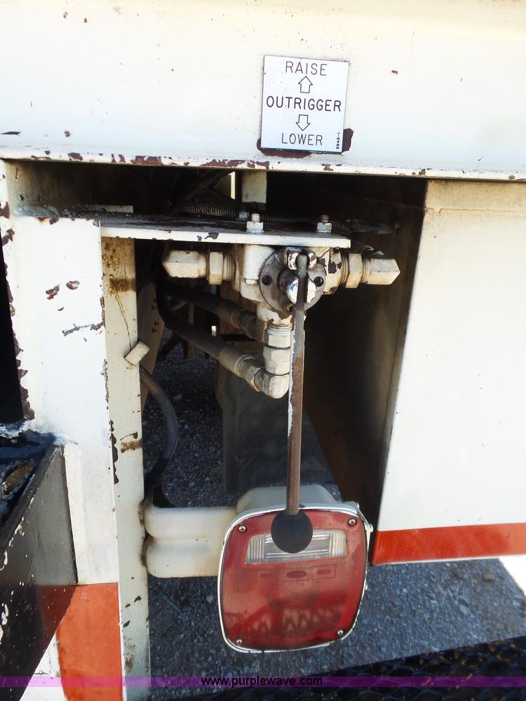 image for item L5828 1993 Ford F700 bucket truck