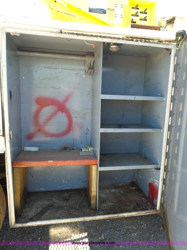 image for item L5828 1993 Ford F700 bucket truck