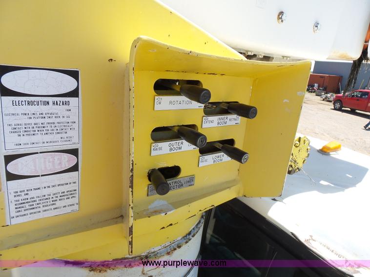 image for item L5828 1993 Ford F700 bucket truck