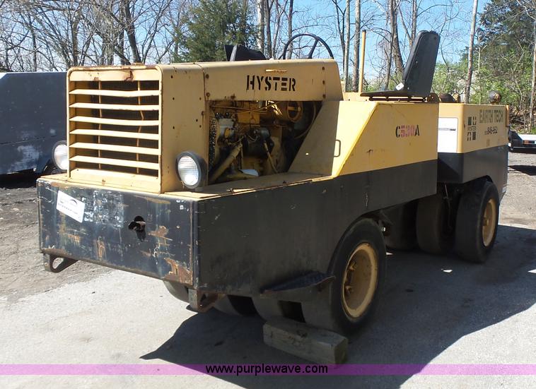 image for item L6012 Hyster C530A pneumatic roller