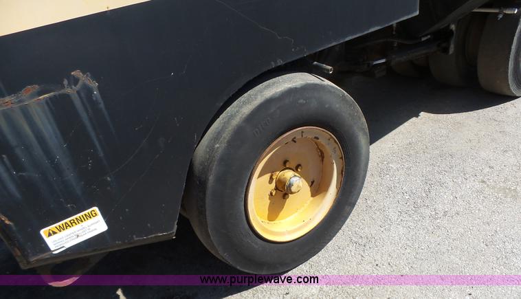 image for item L6012 Hyster C530A pneumatic roller