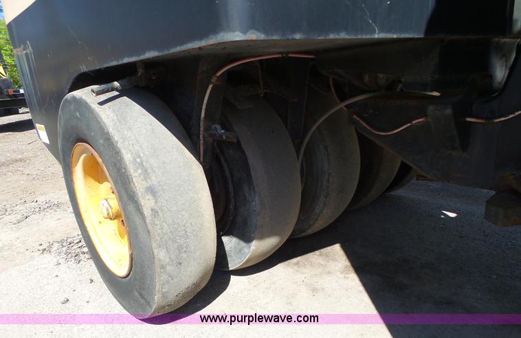 image for item L6012 Hyster C530A pneumatic roller