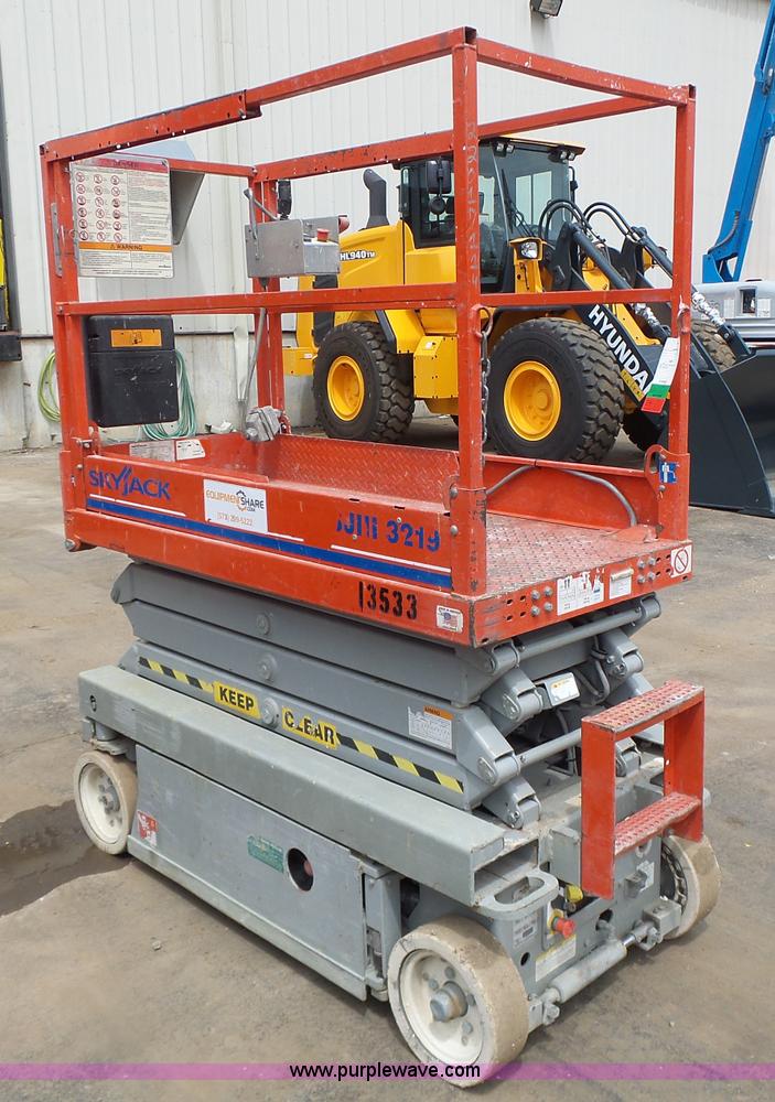 image for item L6045 2008 Skyjack 3219 scissor lift