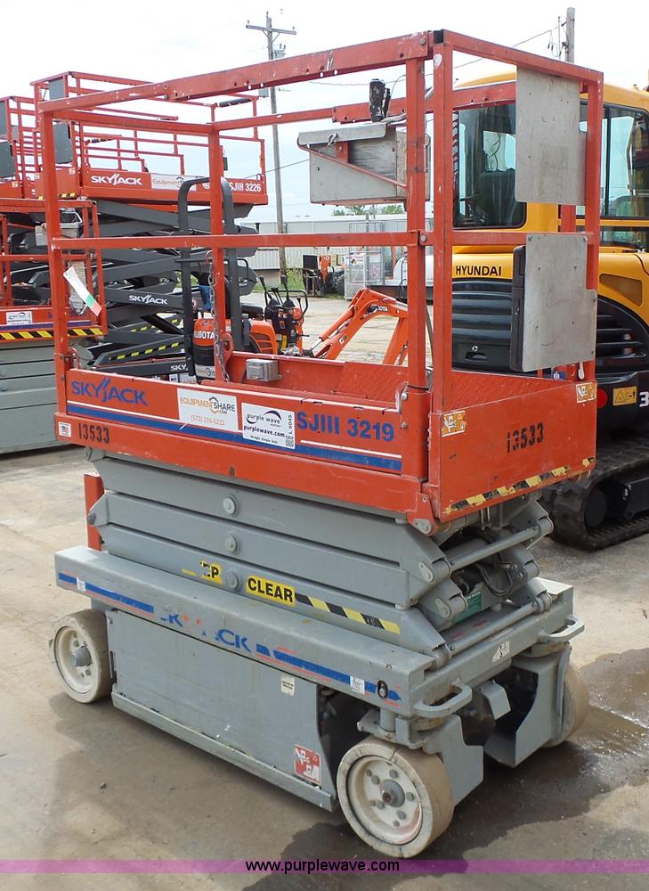 image for item L6045 2008 Skyjack 3219 scissor lift