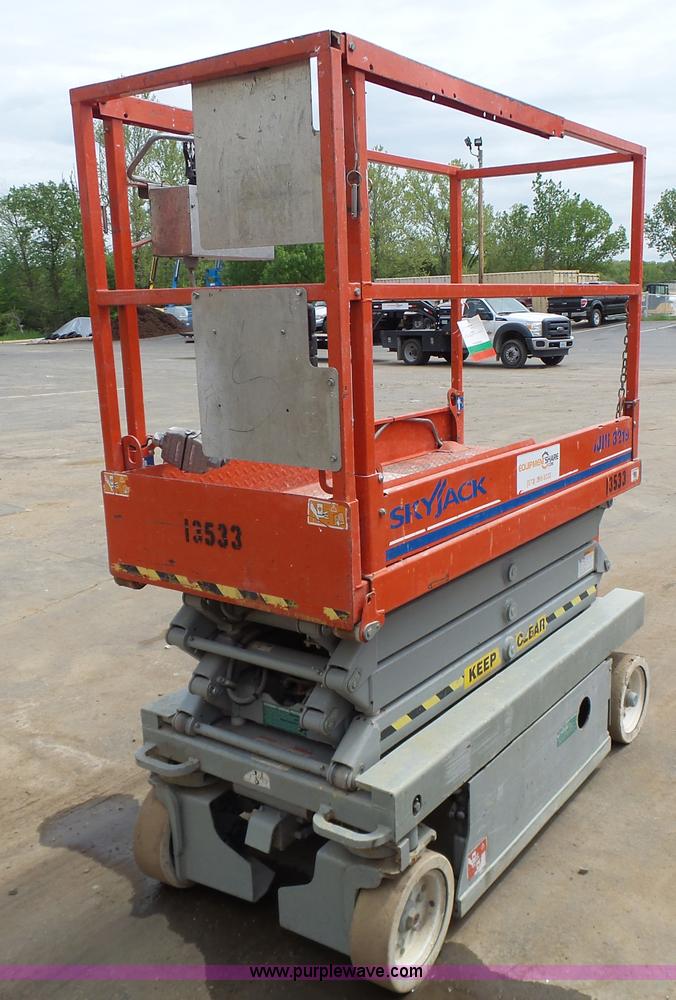image for item L6045 2008 Skyjack 3219 scissor lift
