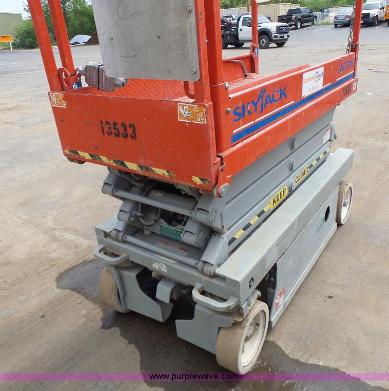 image for item L6045 2008 Skyjack 3219 scissor lift