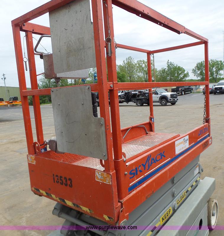 image for item L6045 2008 Skyjack 3219 scissor lift