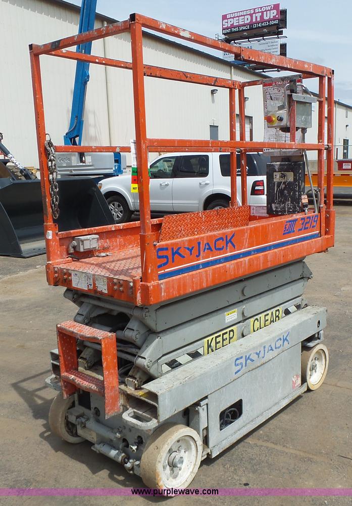 image for item L6046 2001 Skyjack 3219 scissor lift