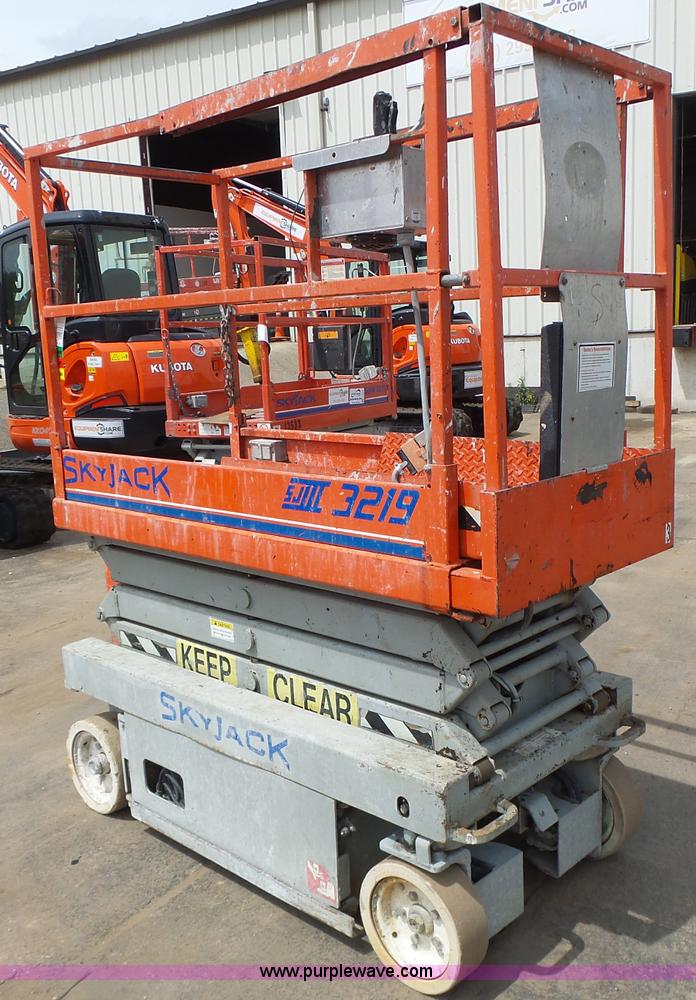 image for item L6046 2001 Skyjack 3219 scissor lift
