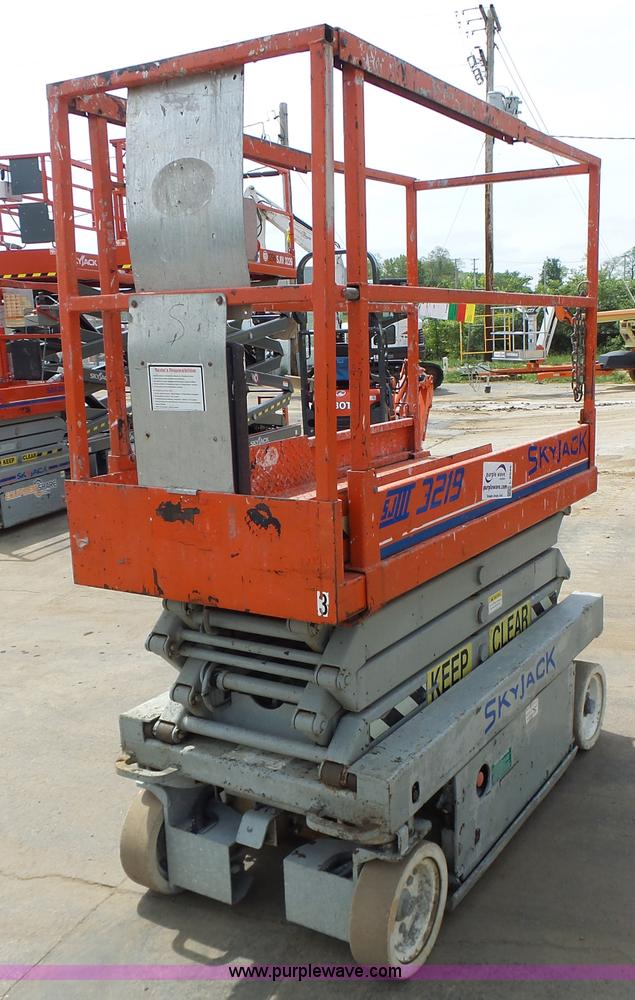 image for item L6046 2001 Skyjack 3219 scissor lift