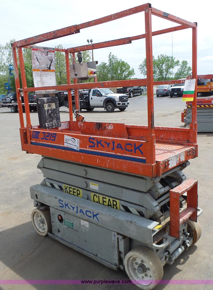 image for item L6046 2001 Skyjack 3219 scissor lift