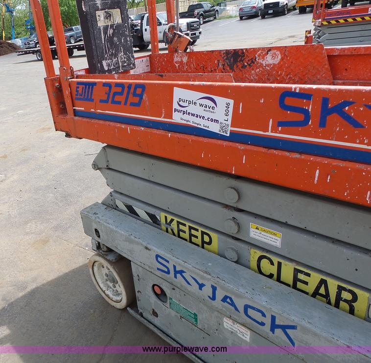 image for item L6046 2001 Skyjack 3219 scissor lift