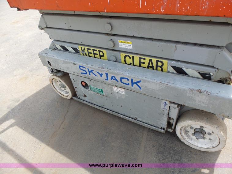 image for item L6046 2001 Skyjack 3219 scissor lift