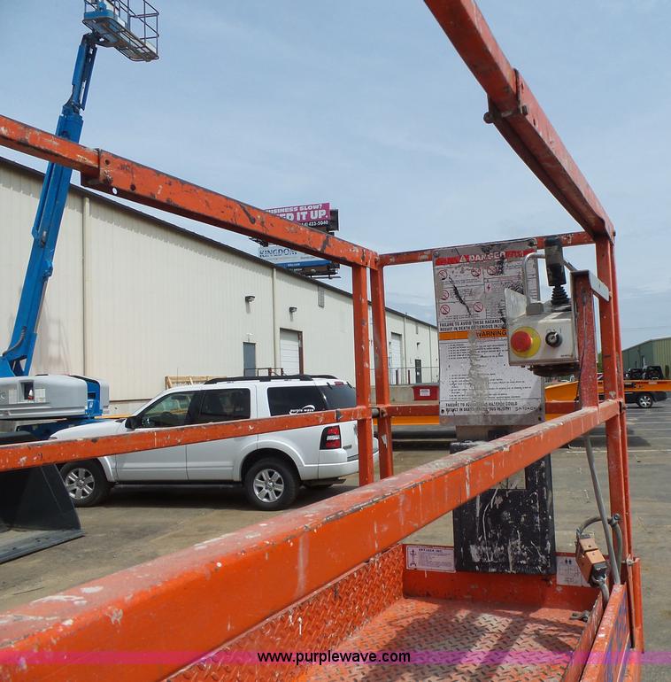 image for item L6046 2001 Skyjack 3219 scissor lift