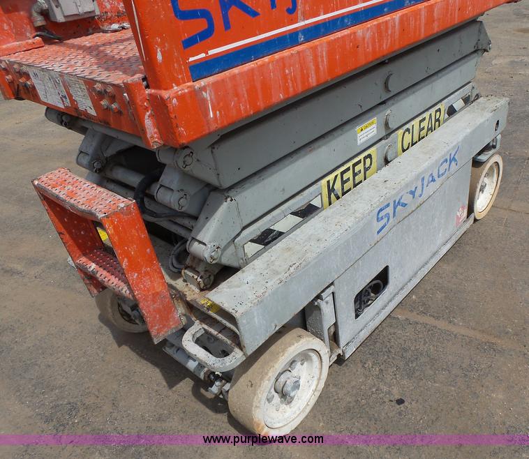 image for item L6046 2001 Skyjack 3219 scissor lift
