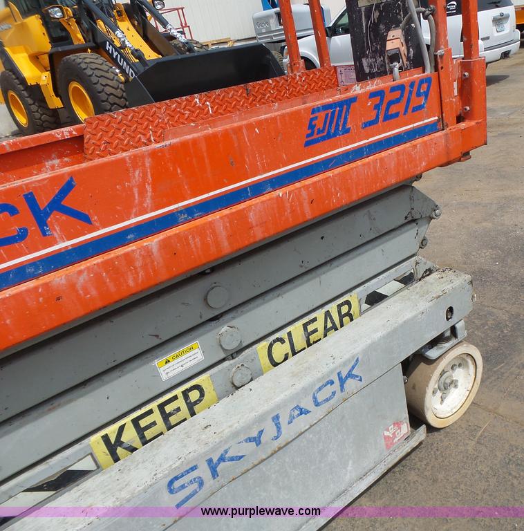 image for item L6046 2001 Skyjack 3219 scissor lift