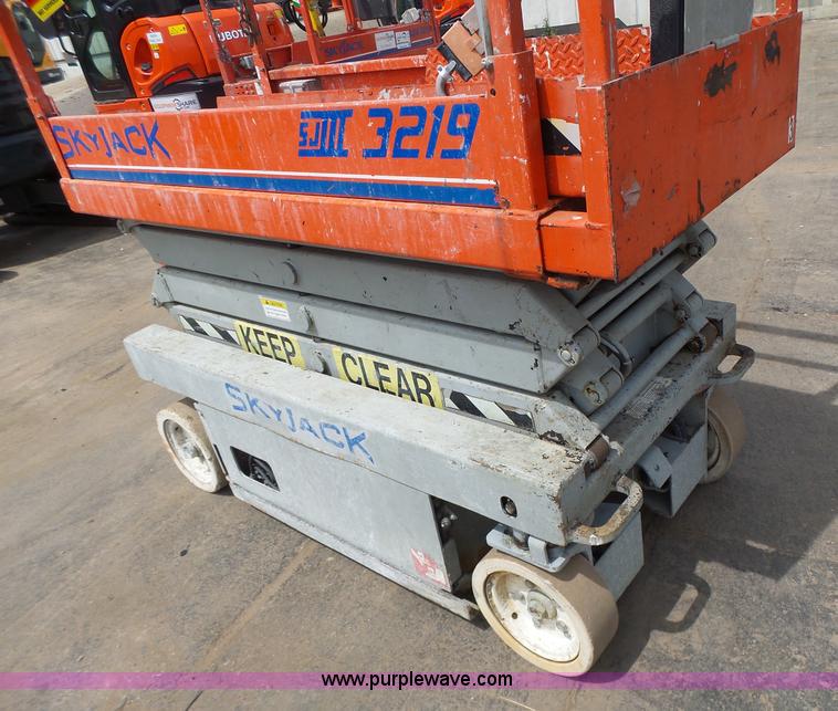 image for item L6046 2001 Skyjack 3219 scissor lift