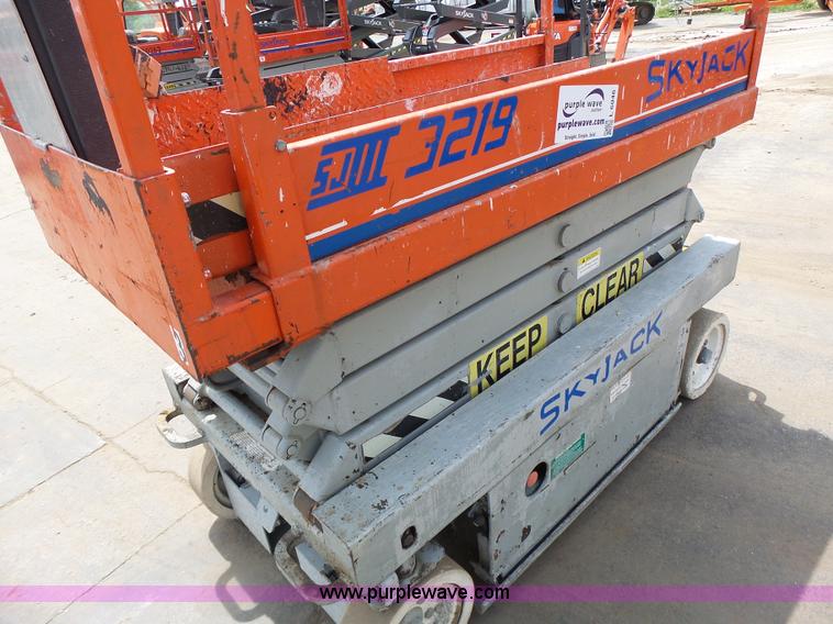 image for item L6046 2001 Skyjack 3219 scissor lift