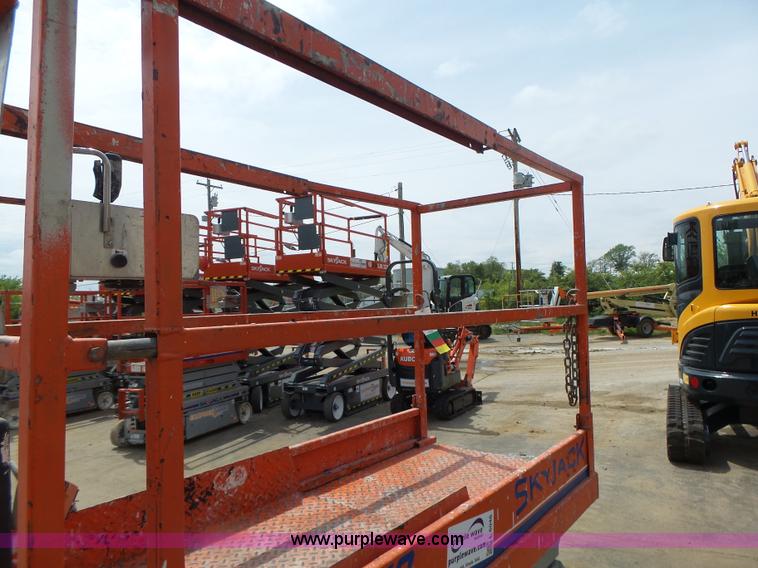 image for item L6046 2001 Skyjack 3219 scissor lift