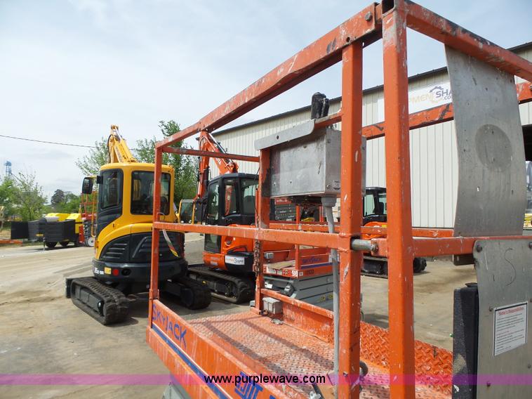 image for item L6046 2001 Skyjack 3219 scissor lift