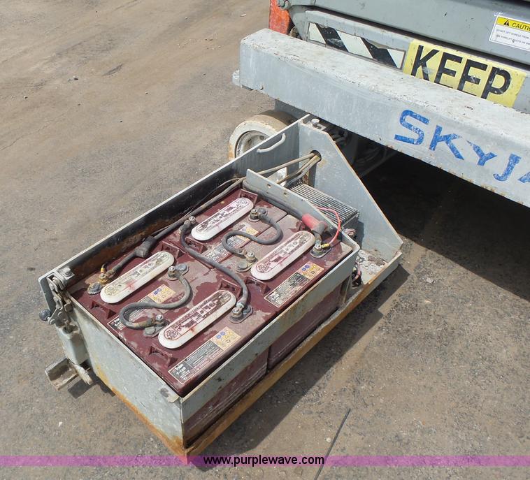 image for item L6046 2001 Skyjack 3219 scissor lift