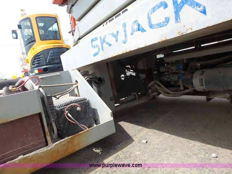 image for item L6046 2001 Skyjack 3219 scissor lift
