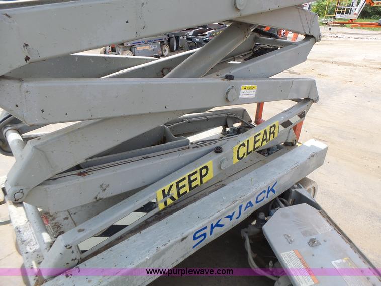 image for item L6046 2001 Skyjack 3219 scissor lift