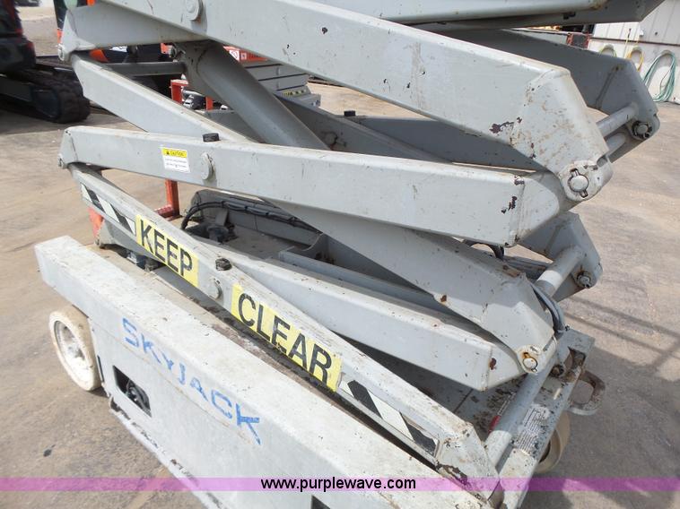 image for item L6046 2001 Skyjack 3219 scissor lift