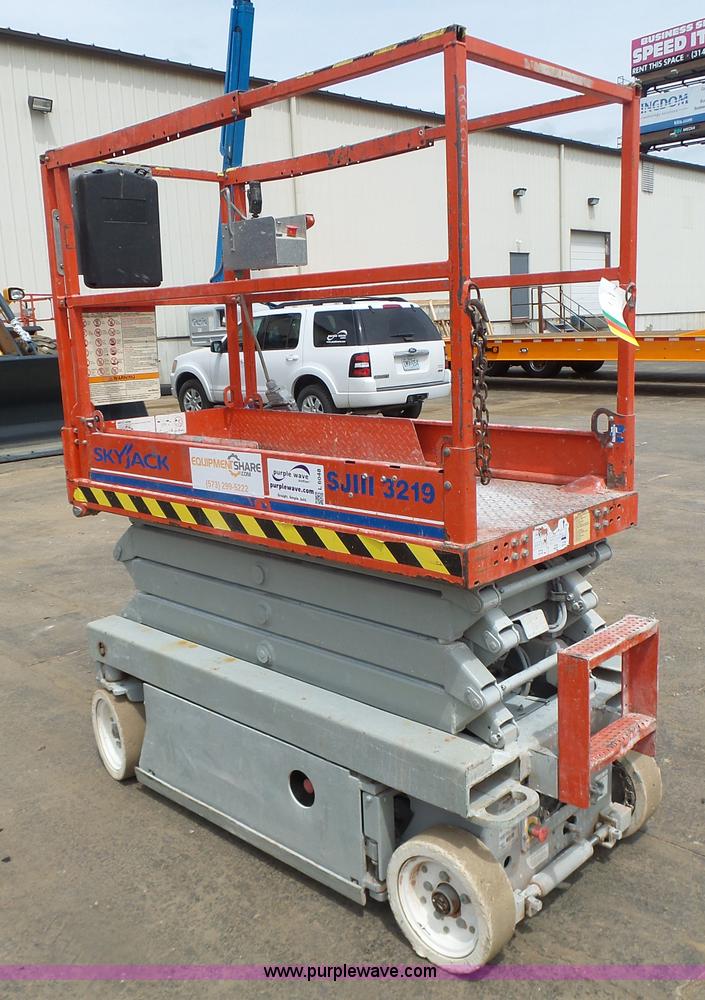 image for item L6048 2008 Skyjack 3219 scissor lift