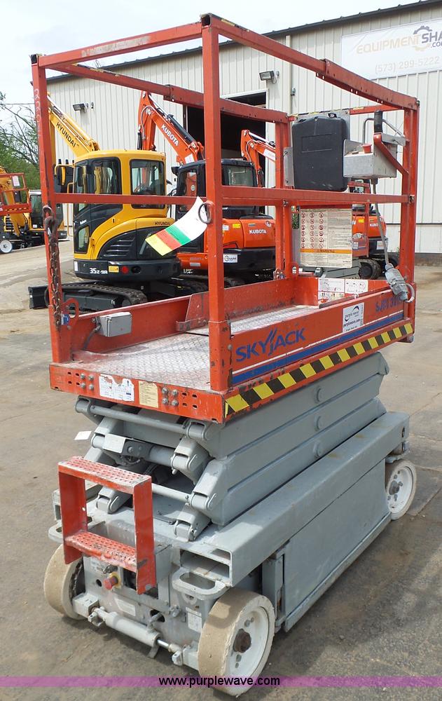 image for item L6048 2008 Skyjack 3219 scissor lift