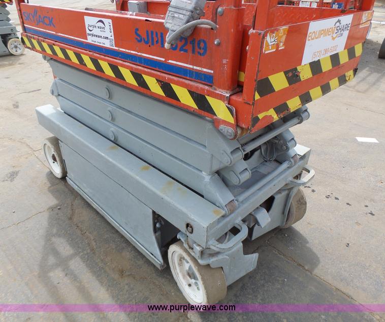 image for item L6048 2008 Skyjack 3219 scissor lift