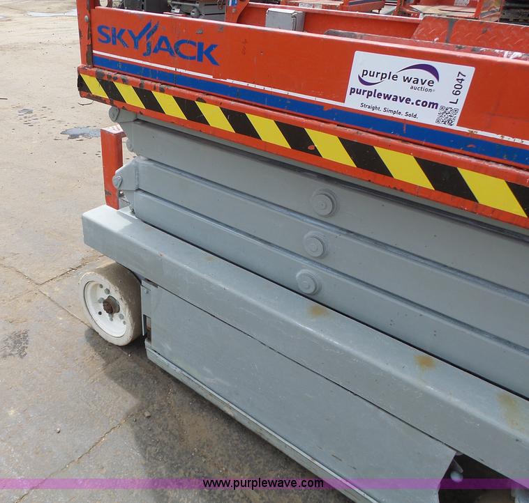 image for item L6048 2008 Skyjack 3219 scissor lift