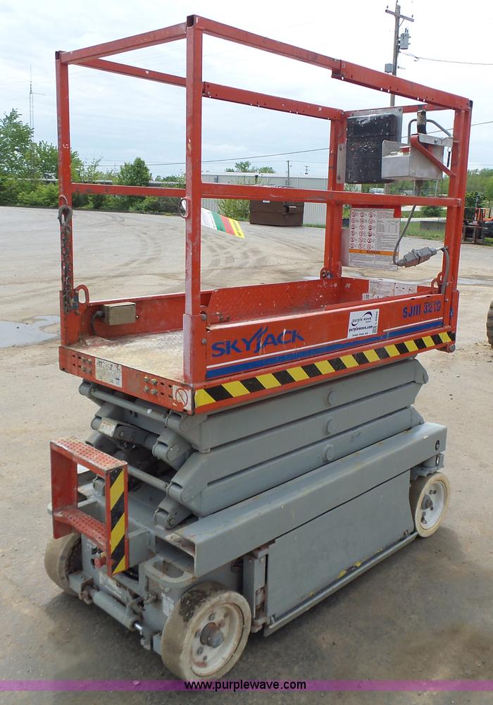 image for item L6049 2008 Skyjack 3219 scissor lift