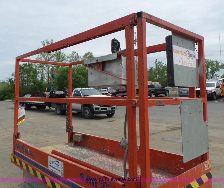 image for item L6049 2008 Skyjack 3219 scissor lift