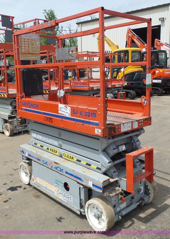 image for item L6051 2008 Skyjack 3219 scissor lift