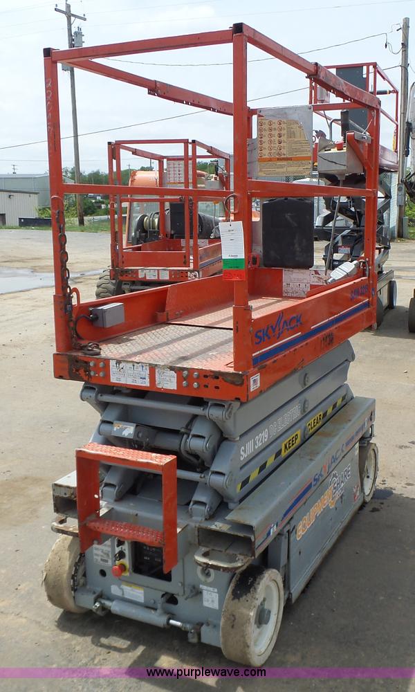 image for item L6051 2008 Skyjack 3219 scissor lift