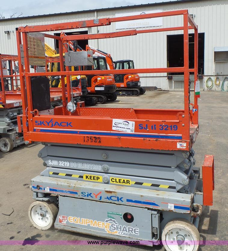 image for item L6051 2008 Skyjack 3219 scissor lift