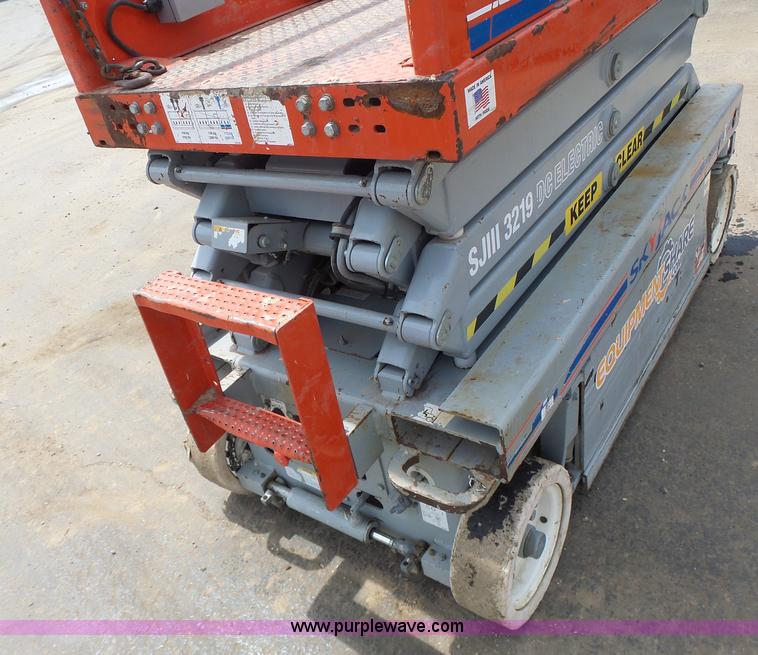 image for item L6051 2008 Skyjack 3219 scissor lift