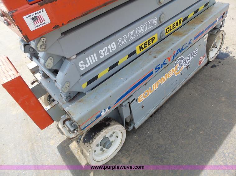 image for item L6051 2008 Skyjack 3219 scissor lift