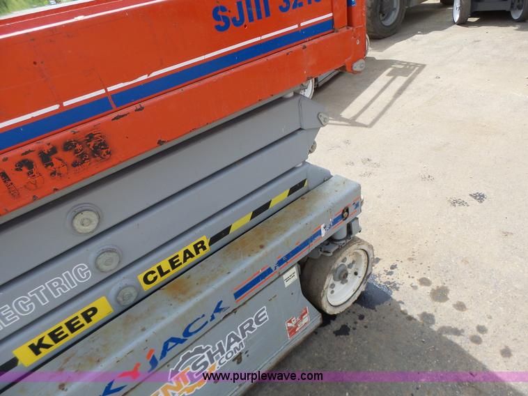 image for item L6051 2008 Skyjack 3219 scissor lift